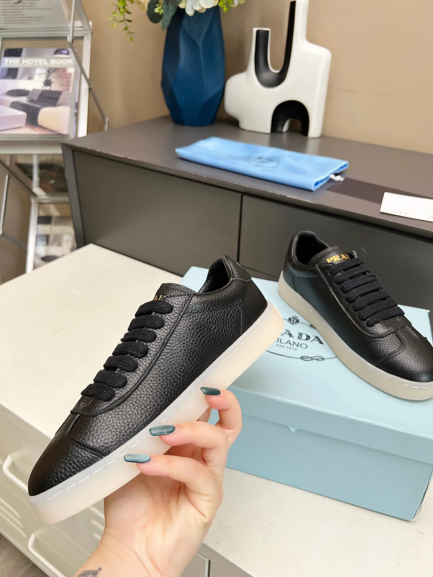 👟👟Ex-factory price 480👟👟 2024 Prada/Prada "couples" metal logo decorated Lane leather sneakers. This sneaker is fashionable and simple, showing the full integration of minimalist style and sports personality. Easy to wear and durable, artistic retro style. Leather material: original imported cowhide. Lining: sheepskin lining. Shoe logo: enamel-coated triangular metal logo. Size: 35-45 (female 41, male 45, custom-made, non-returnable).